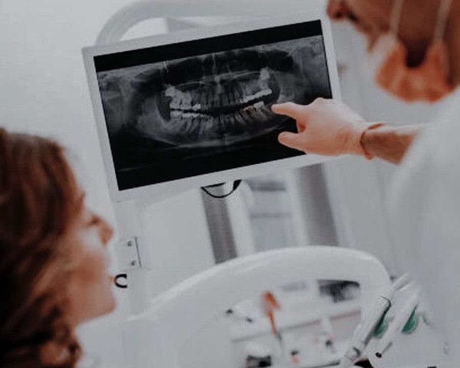 Dentist reviewing a 3D dental scan with a patient for implant planning at Ark Dental Global, GK-1